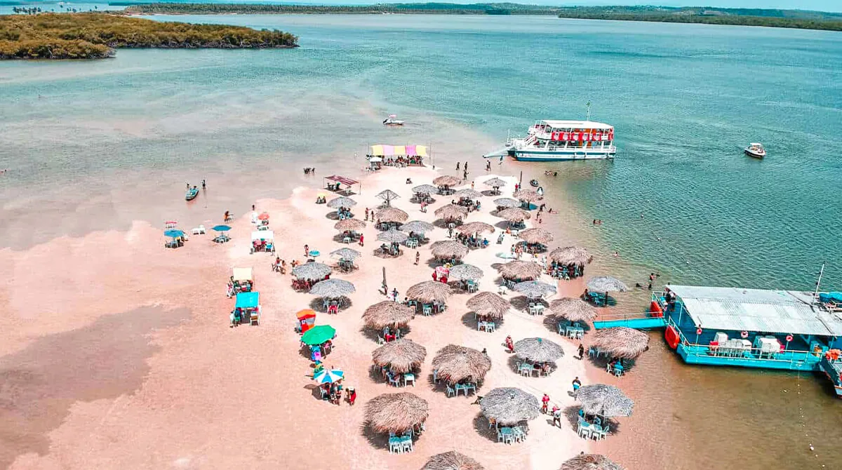 Banco de areia da Croa do Goré, com quiosques flutuantes e barcos, em Aracaju.