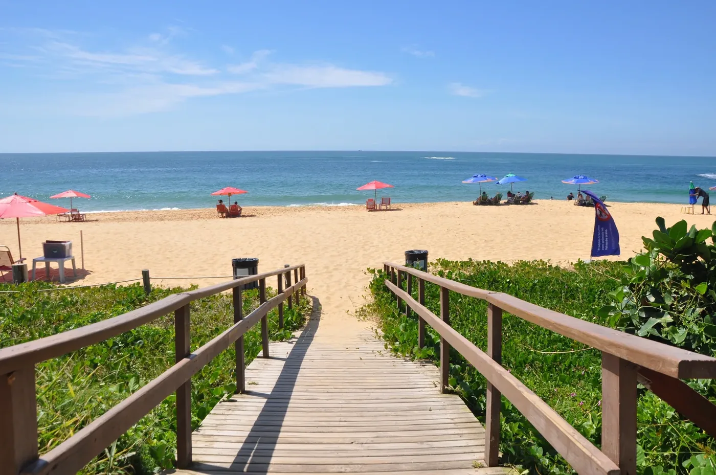 Praia do Estaleiro, recanto agreste de águas claras em Balneário Camboriú.