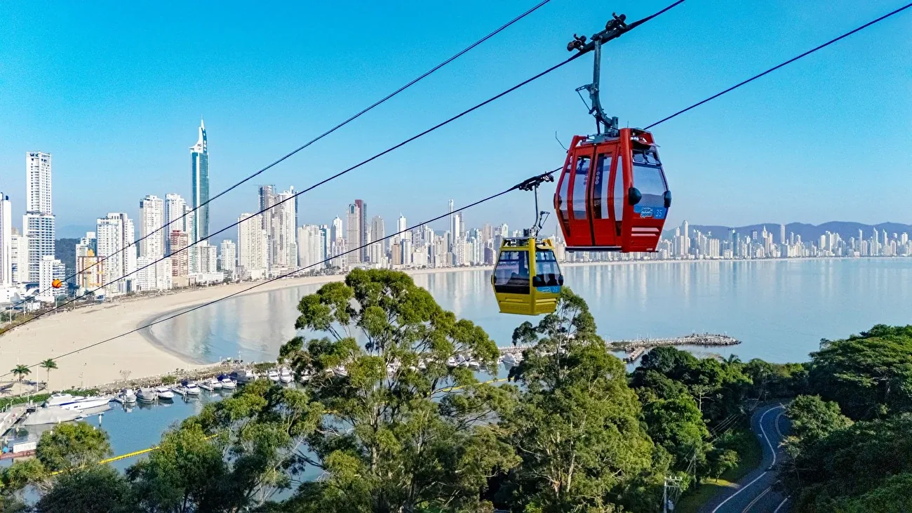 Teleférico do Unipraias sobre o mar em Balneário Camboriú, sem filas na baixa temporada.