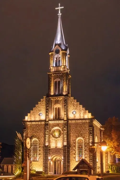 Catedral de Pedra de Gramado iluminada à noite, no centro da cidade.