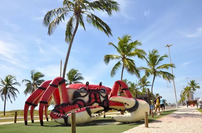Escultura do caranguejo gigante na Passarela do Caranguejo, orla de Atalaia em Aracaju.