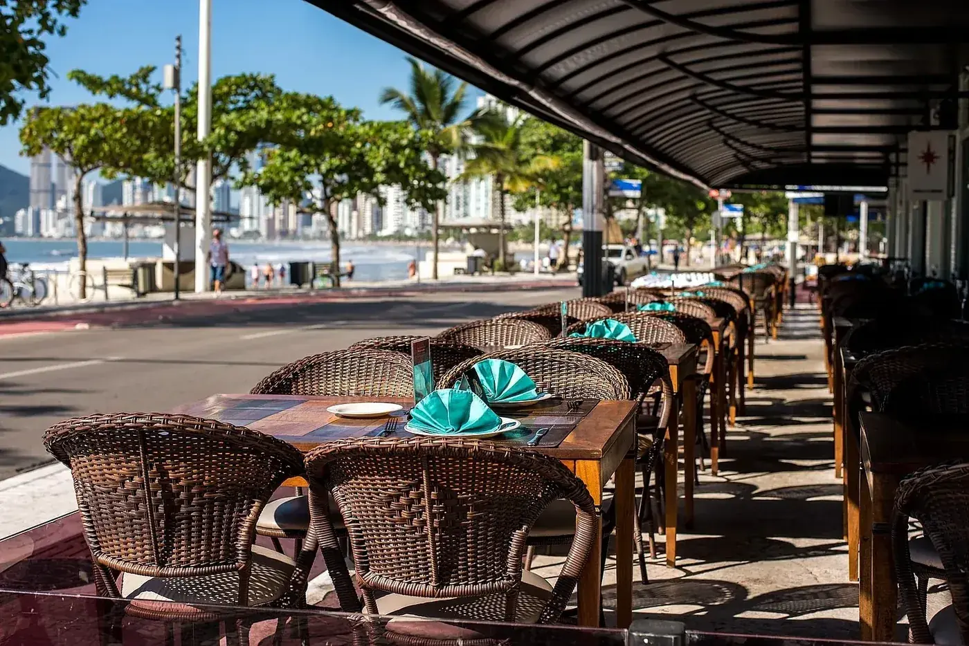 Orla de Balneário Camboriú tranquila, com restaurantes à beira-mar, fora da alta temporada.