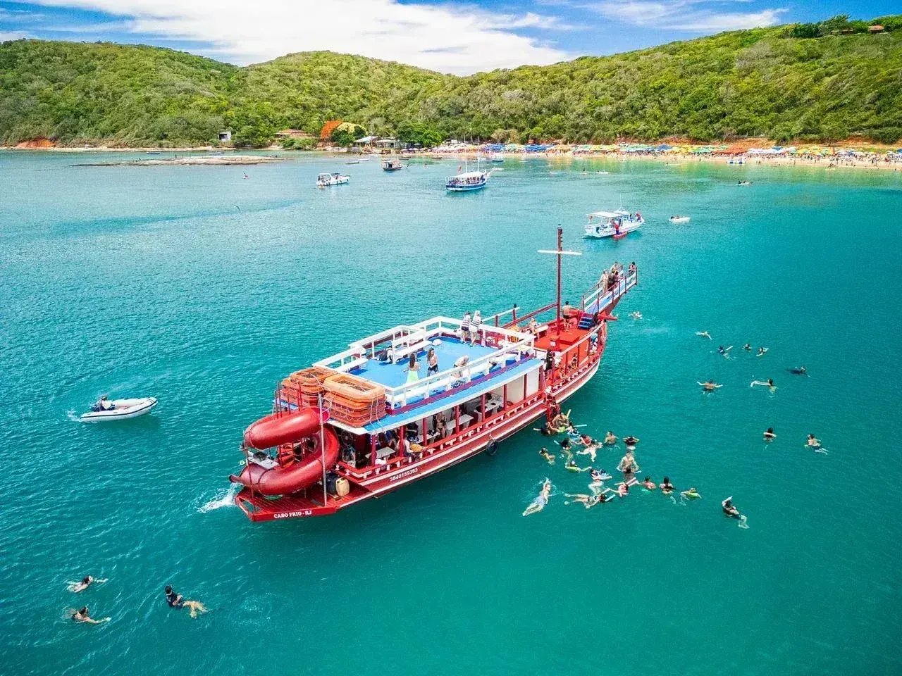 Passeio de barco em praia de águas verdes na península de Búzios.