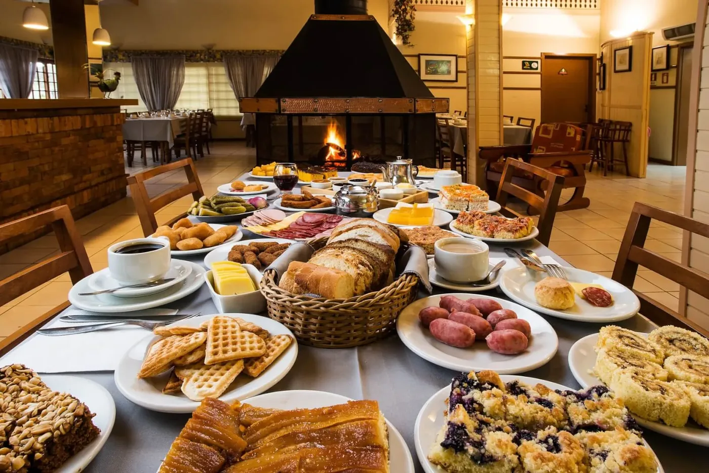 Mesa farta de café colonial em Gramado, ideal para famílias com crianças.