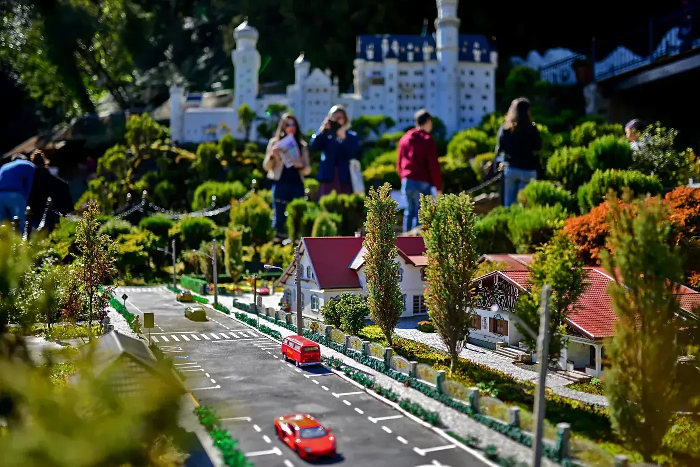 Miniaturas em escala no parque Mini Mundo de Gramado, atração favorita das crianças.