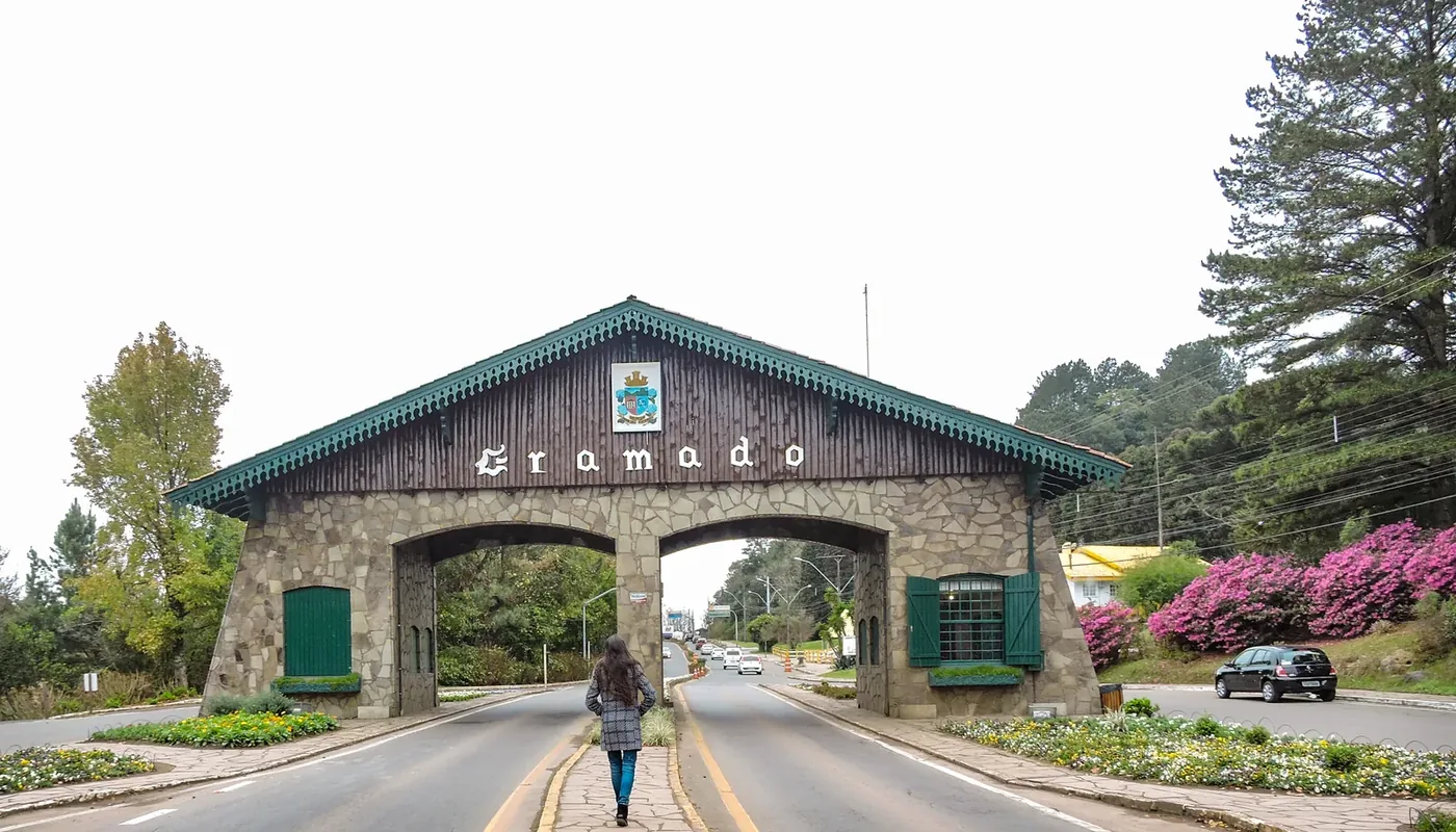 Pórtico de Gramado em dia tranquilo de baixa temporada na Serra Gaúcha.